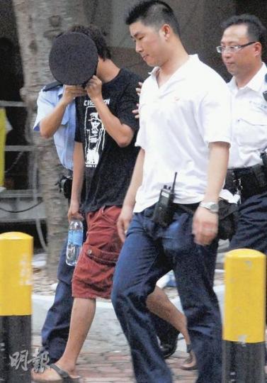 揚言要攬女兒跳樓的年輕父親一度與警方及消防對峙,事後涉嫌刑事恐嚇被拘捕帶署。(林錫禮攝) 揚言要攬女兒跳樓的年輕父親一度與警方及消防對峙,事後涉嫌刑事恐嚇被拘捕帶署。(林錫禮攝)