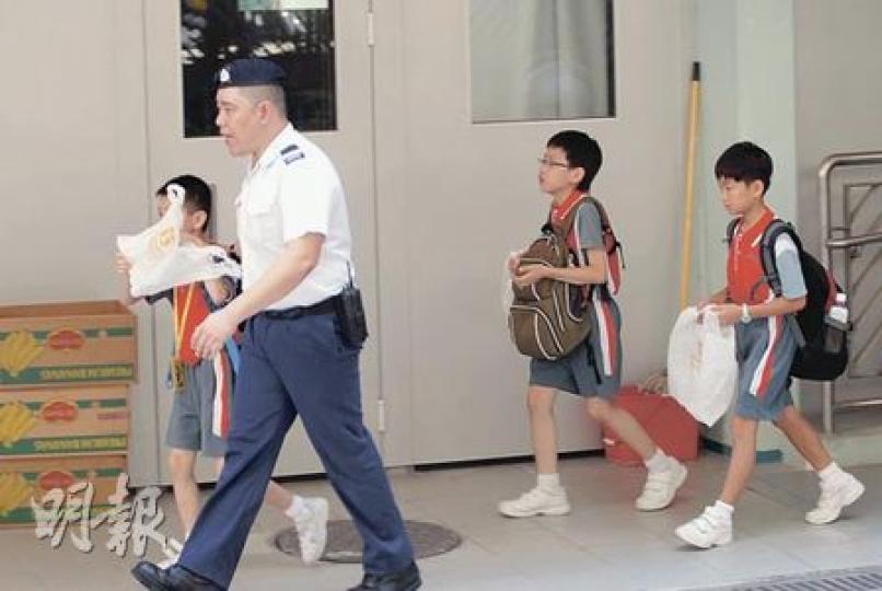 黃大仙官立小學9名小五學生昨午飯後表示不適,其中8人送院,經檢驗後5人有急性腸胃炎病徵。(劉友光攝) 黃大仙官立小學9名小五學生昨午飯後表示不適,其中8人送院,經檢驗後5人有急性腸胃炎病徵。(劉友光攝)