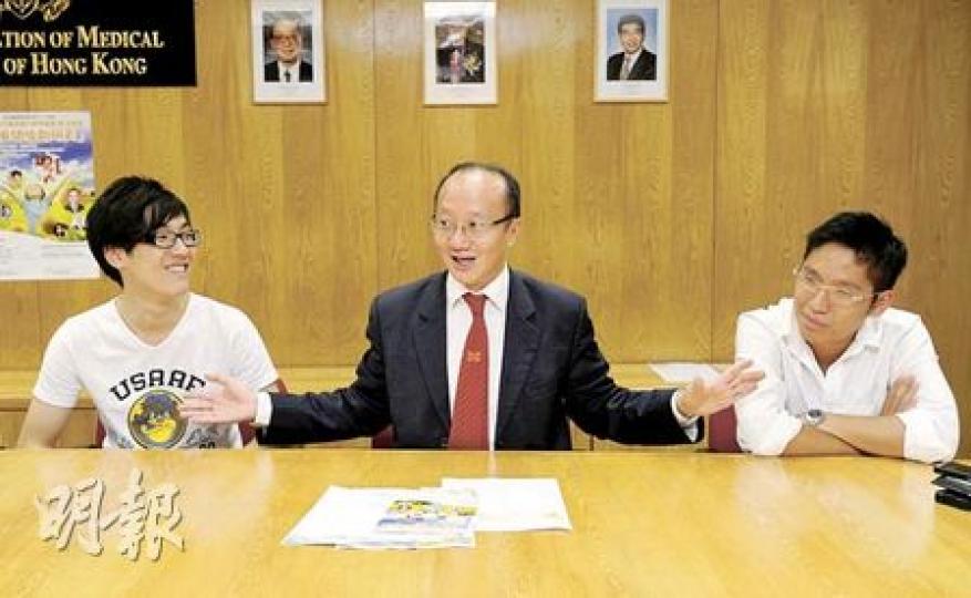 香港醫學組織聯會會長勞思傑(中)表示,本港較多關注喪親的成人,但較忽略失親兒童的需要,聯會希望透過屬下基金新成立的「乘風破浪創明天」關懷失親兒童慈善計劃,施以援手,旁為過來人胡兆軒(左)及袁劭謙(右)。(何家達攝) 香港醫學組織聯會會長勞思傑(中)表示,本港較多關注喪親的成人,但較忽略失親兒童的需要,聯會希望透過屬下基金新成立的「乘風破浪創明天」關懷失親兒童慈善計劃,施以援手,旁為過來人胡兆軒(左)及袁劭謙(右)。(何家達攝)