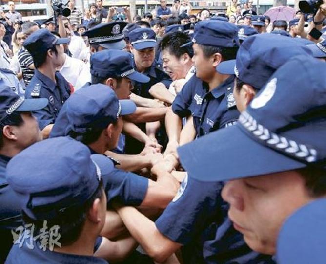 在深圳的反日示威中,警員集中對付有持標語或國旗的示威者,搶去他們手上的示威物品,最少十多人遭帶走。(明報記者攝)逾百反日示威者在深圳華強北路遊行及叫口號,連同大批圍觀群眾把路面擠得水泄不通,警方在約45分鐘後採取行動驅散。(明報記者攝) 在深圳的反日示威中,警員集中對付有持標語或國旗的示威者,搶去他們手上的示威物品,最少十多人遭帶走。(明報記者攝)逾百反日示威者在深圳華強北路遊行及叫口號,連同大批圍觀群眾把路面擠得水泄不通,警方在約45分鐘後採取行動驅散。(明報記者攝)