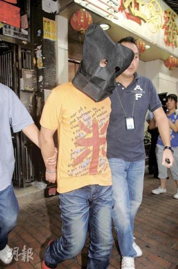 被捕29歲內地男子衣著光鮮,昨日在旺角砵蘭街一間「鳳樓」門外落網,被押到汝州街其租住的房間搜查後押返警署查問。(衛永康攝)警方搜查深水埗大南街劫案疑犯租住的房間,檢獲一柄摺刀。警方透露,摺刀仍染有血漬,相信是上周三劫案時疑犯所用的兇器,警方事後將之檢走化驗。(衛永康攝) 被捕29歲內地男子衣著光鮮,昨日在旺角砵蘭街一間「鳳樓」門外落網,被押到汝州街其租住的房間搜查後押返警署查問。(衛永康攝)警方搜查深水埗大南街劫案疑犯租住的房間,檢獲一柄摺刀。警方透露,摺刀仍染有血漬,相信是上周三劫案時疑犯所用的兇器,警方事後將之檢走化驗。(衛永康攝)