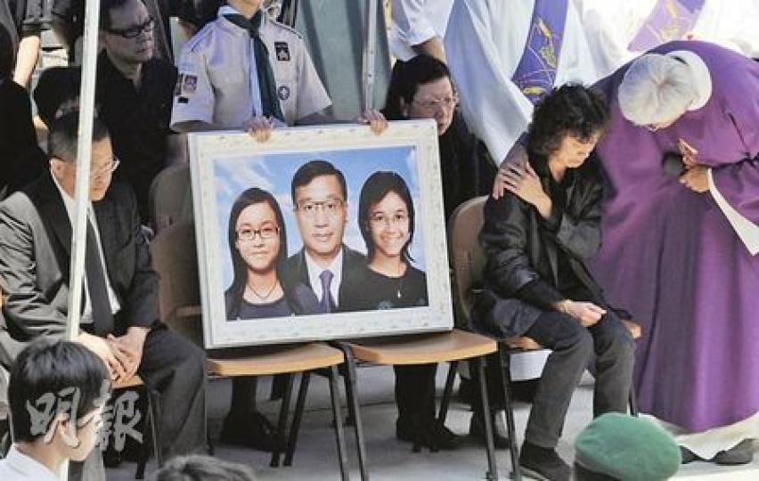 梁太(右二)昨日全程守候在靈柩左右,面對與丈夫及兩名女兒永別,一直表現堅強的她終於哭了,伍華中學校監羅國輝神父(右一)上前安慰。(余俊亮攝)靈柩火化前,先送到梁錦榮母校天主教伍華中學作最後道別,約200名師生肅立在操場迎接靈車,並在學生代表及神父帶領下作三鞠躬,部分人默哀時忍不住飲泣。(余俊亮攝)陳女士昨早與女兒一同到靈堂向梁家致哀,她說梁太逢難後的堅強和慈祥有如聖母一樣,直言自己必做不到;她又期望有神蹟出現,拯救仍然昏迷的Jason。(歐文瀚攝) 梁太(右二)昨日全程守候在靈柩左右,面對與丈夫及兩名女兒永別,一直表現堅強的她終於哭了,伍華中學校監羅國輝神父(右一)上前安慰。(余俊亮攝)靈柩火化前,先送到梁錦榮母校天主教伍華中學作最後道別,約200名師生肅立在操場迎接靈車,並在學生代表及神父帶領下作三鞠躬,部分人默哀時忍不住飲泣。(余俊亮攝)陳女士昨早與女兒一同到靈堂向梁家致哀,她說梁太逢難後的堅強和慈祥有如聖母一樣,直言自己必做不到;她又期望有神蹟出現,拯救仍然昏迷的Jason。(歐文瀚攝)