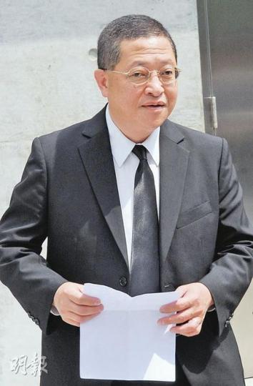 火化儀式結束後,梁錦榮哥哥梁錦成代表梁家讀出感謝信,又着傳媒勿再追訪,讓家人重新展開正常生活。(林錫禮攝) 火化儀式結束後,梁錦榮哥哥梁錦成代表梁家讀出感謝信,又着傳媒勿再追訪,讓家人重新展開正常生活。(林錫禮攝)