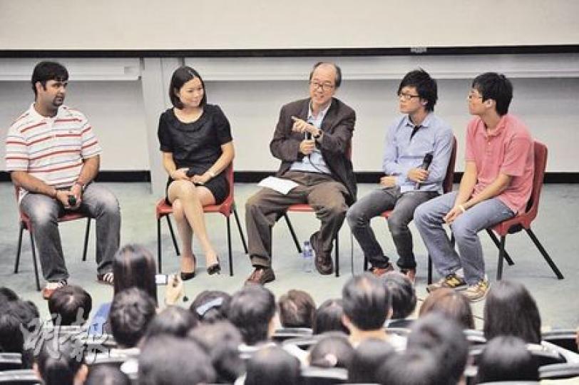 就讀科大四年級的「星之子」陳易希(右二),由於學業成績不錯,獲校方邀請與校長陳繁昌(左二)在科大資訊日向公眾分享大學生活。(何家達攝) 就讀科大四年級的「星之子」陳易希(右二),由於學業成績不錯,獲校方邀請與校長陳繁昌(左二)在科大資訊日向公眾分享大學生活。(何家達攝)