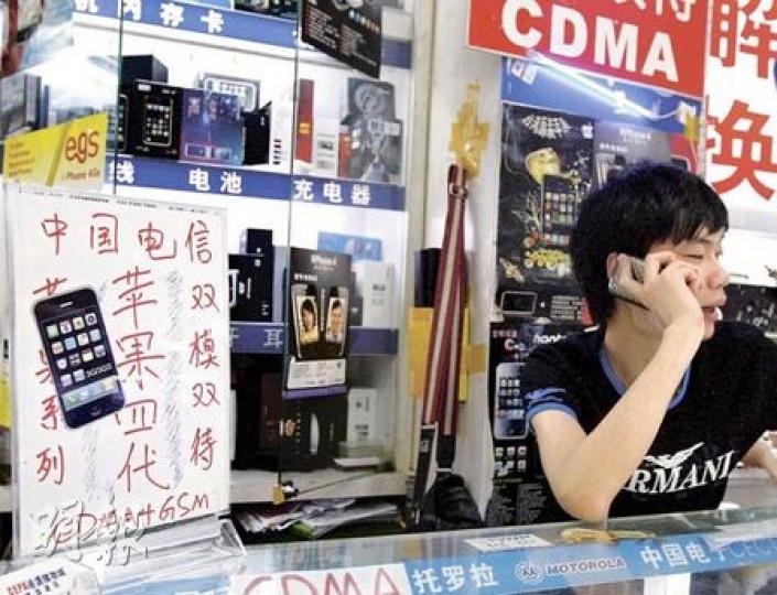 旺角先達廣場幾乎每間電訊店均有張貼「高價收機」字眼,但由於每間收機價不同,市民需親自入內問價。(李紹昌攝) 旺角先達廣場幾乎每間電訊店均有張貼「高價收機」字眼,但由於每間收機價不同,市民需親自入內問價。(李紹昌攝)