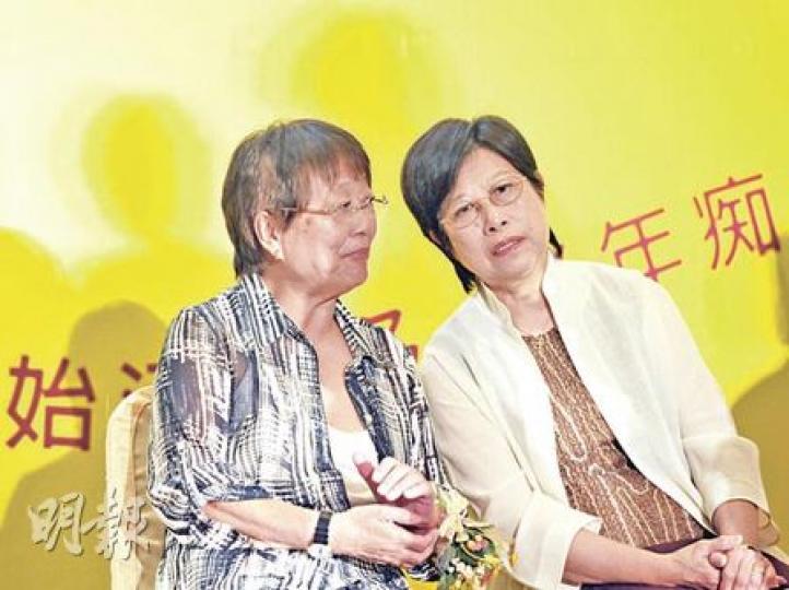 女童軍總會被揭違規委任「超齡總監」,事件累及身為會長的特首夫人曾鮑笑薇(右)。曾太昨日與高錕夫人黃美芸(左)出席世界癡呆症活動時,拒絕回應事件。(朱永倫攝) 女童軍總會被揭違規委任「超齡總監」,事件累及身為會長的特首夫人曾鮑笑薇(右)。曾太昨日與高錕夫人黃美芸(左)出席世界癡呆症活動時,拒絕回應事件。(朱永倫攝)