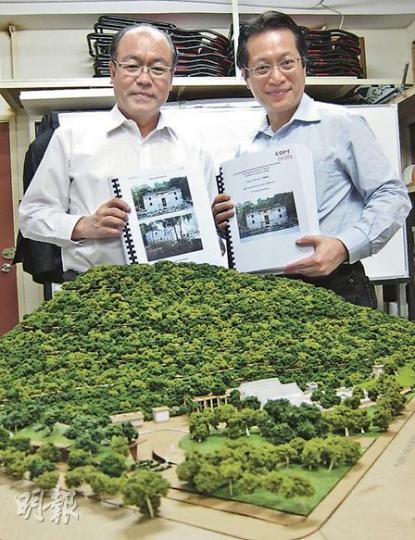 民協申請活化王屋失敗,作為顧問的港大建築學院助理教授李浩然(右)建議,政府下次推出有關計劃時,應先作諮詢,讓招標者知道市民取向。圖左為提出申請的民協主席馮檢基。 (勞雅文攝) 民協申請活化王屋失敗,作為顧問的港大建築學院助理教授李浩然(右)建議,政府下次推出有關計劃時,應先作諮詢,讓招標者知道市民取向。圖左為提出申請的民協主席馮檢基。 (勞雅文攝)