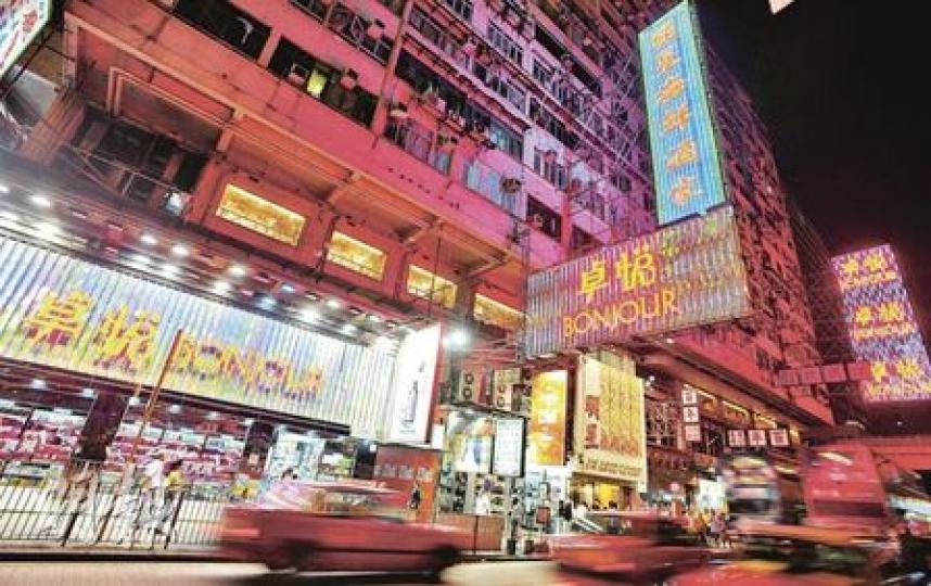 地球之友上月收到兩宗內地遊客投訴,指平安大廈外牆化妝品店大型招牌太光,影響逛街心情。(朱永倫攝) 地球之友上月收到兩宗內地遊客投訴,指平安大廈外牆化妝品店大型招牌太光,影響逛街心情。(朱永倫攝)