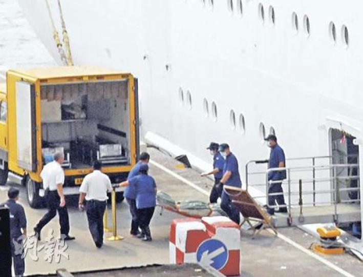 郵輪寶瓶星號回航途中有旅客墮海身亡,仵工事後到尖沙嘴海運大廈碼頭,將死者屍首舁送殮房,等候死者家人認領。(林錫禮攝) 郵輪寶瓶星號回航途中有旅客墮海身亡,仵工事後到尖沙嘴海運大廈碼頭,將死者屍首舁送殮房,等候死者家人認領。(林錫禮攝)