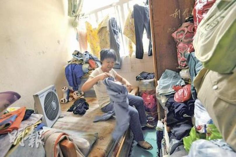 阿珍(化名)的套房110呎,月租3000元,夏天熱得汗流浹背,兒子晚上經常睡不着。(葉漢華攝)家住天水圍的阿英任職清潔工,時薪25元,每日只吃一餐飯,曾領取綜援的她說︰「攞綜援嘅感覺好難受,我唔想再被人標籤為『懶人』,想靠自己一雙手過活。」(葉漢華攝) 阿珍(化名)的套房110呎,月租3000元,夏天熱得汗流浹背,兒子晚上經常睡不着。(葉漢華攝)家住天水圍的阿英任職清潔工,時薪25元,每日只吃一餐飯,曾領取綜援的她說︰「攞綜援嘅感覺好難受,我唔想再被人標籤為『懶人』,想靠自己一雙手過活。」(葉漢華攝)