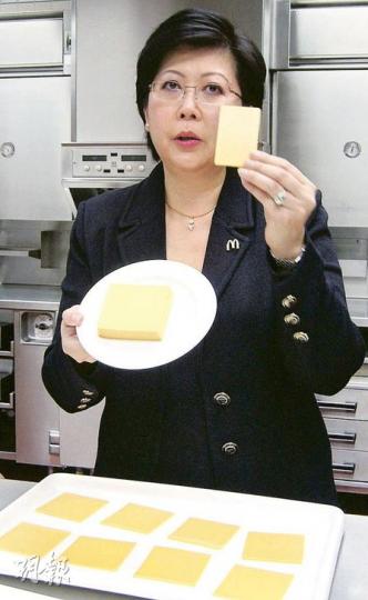 麥當勞區域品質管理高級總監崔如詠表示,芝士的顏色必須與他手上的色板一樣。(黃靜雅攝) 麥當勞區域品質管理高級總監崔如詠表示,芝士的顏色必須與他手上的色板一樣。(黃靜雅攝)