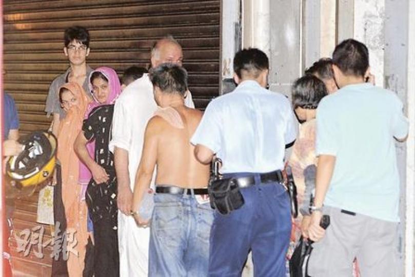 消防及警方到場,協助疏散約20名南亞裔住客。(樊銳昌攝)消防破門進入起火單位灌救,迅即將火救熄,惟單位付諸一炬。(樊銳昌攝) 消防及警方到場,協助疏散約20名南亞裔住客。(樊銳昌攝)消防破門進入起火單位灌救,迅即將火救熄,惟單位付諸一炬。(樊銳昌攝)