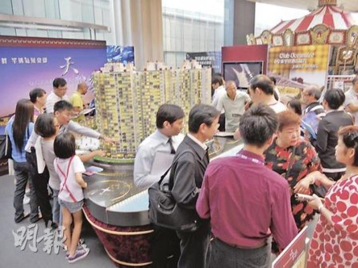 天宇海昨繼續在馬鞍山廣場路演,參觀人流暢旺,不少參觀者積極查詢樓盤物業資料。(鄧雅各攝)參觀天宇海路演的吳先生指出,他現時對該樓盤也有入巿意欲,但視乎價格水平而定。(鄧雅各攝)居住於馬鞍山的陳小姐(右)稱,考慮購入該樓盤單位作換樓用途,但視乎將來開價水平才決定。(鄧雅各攝) 天宇海昨繼續在馬鞍山廣場路演,參觀人流暢旺,不少參觀者積極查詢樓盤物業資料。(鄧雅各攝)參觀天宇海路演的吳先生指出,他現時對該樓盤也有入巿意欲,但視乎價格水平而定。(鄧雅各攝)居住於馬鞍山的陳小姐(右)稱,考慮購入該樓盤單位作換樓用途,但視乎將來開價水平才決定。(鄧雅各攝)