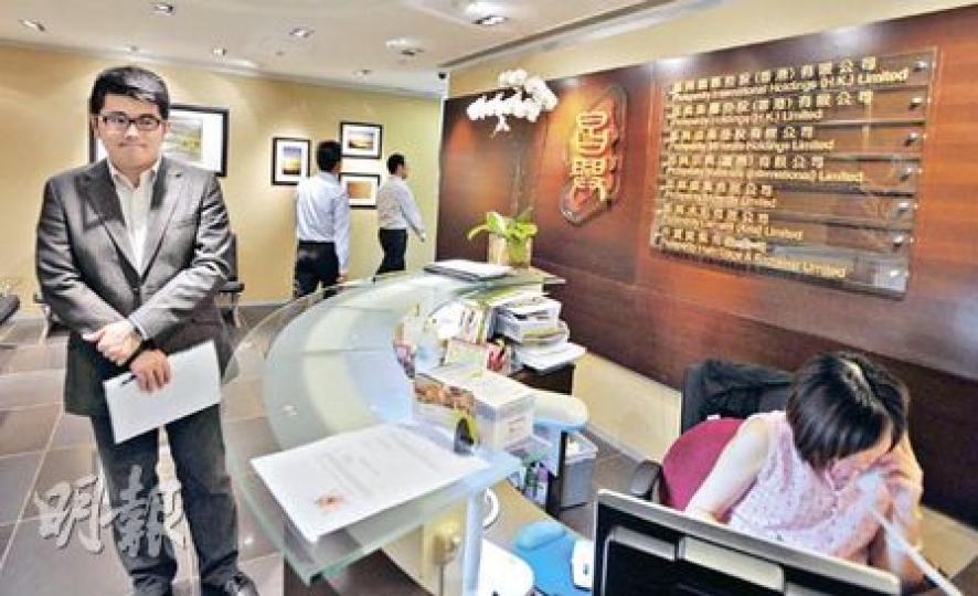 昌興集團控股股東會,但主席黃炳均不在香港,只有公關公司職員(左)招呼記者。(朱永倫攝) 昌興集團控股股東會,但主席黃炳均不在香港,只有公關公司職員(左)招呼記者。(朱永倫攝)