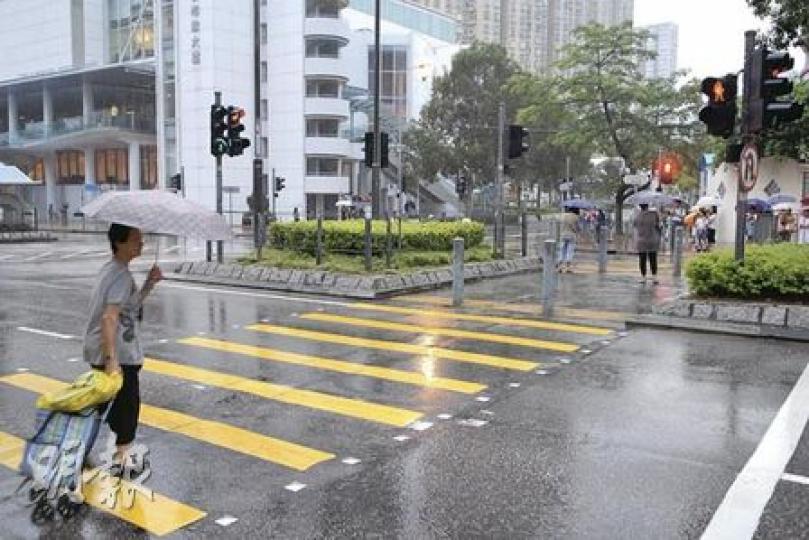 意外現場青敬路事後仍有途人不顧安全衝紅燈過馬路。圖左方可見「鴛鴦號」交通燈組合,直駛為綠燈,右轉為紅燈。(蘇偉明攝) 意外現場青敬路事後仍有途人不顧安全衝紅燈過馬路。圖左方可見「鴛鴦號」交通燈組合,直駛為綠燈,右轉為紅燈。(蘇偉明攝)