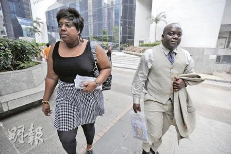 Nwaneri Godwin(右)07年在港因欺詐罪被捕,妻子Vickie Smith(左)聘用被告林田鈿代夫辯護。但林說服Godwin認罪判囚24月,令Smith不滿,未有支付林代聘「御狀」的4000美元。(何家達攝) Nwaneri Godwin(右)07年在港因欺詐罪被捕,妻子Vickie Smith(左)聘用被告林田鈿代夫辯護。但林說服Godwin認罪判囚24月,令Smith不滿,未有支付林代聘「御狀」的4000美元。(何家達攝)