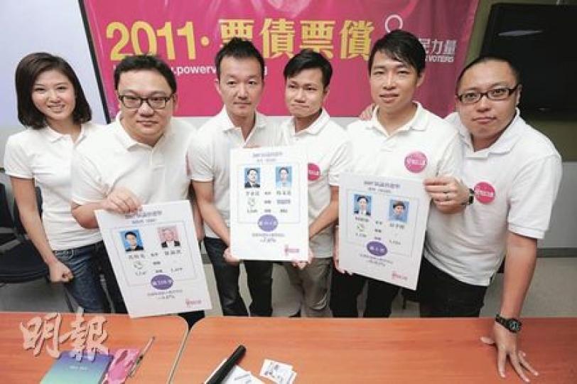 「選民力量」唯一女將袁彌明(左)表示,看厭了泛民和建制派論資排輩的選舉,認為出選可以讓市民多一個選擇。左二起為選民力量成員劉嘉鴻、慢咇陳志全、香港人網監製林雨陽、星屑醫生歐陽英傑、快咇譚志德。(何家達攝) 「選民力量」唯一女將袁彌明(左)表示,看厭了泛民和建制派論資排輩的選舉,認為出選可以讓市民多一個選擇。左二起為選民力量成員劉嘉鴻、慢咇陳志全、香港人網監製林雨陽、星屑醫生歐陽英傑、快咇譚志德。(何家達攝)
