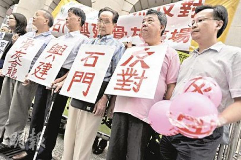 沙田石門居民堅決反對當局在其居所附近興建骨灰龕,昨拉隊到立法會門外抗議。食物及衛生局指出,早前政府建議在7區12地點建龕場,已獲6區原則上支持。(何家達攝) 沙田石門居民堅決反對當局在其居所附近興建骨灰龕,昨拉隊到立法會門外抗議。食物及衛生局指出,早前政府建議在7區12地點建龕場,已獲6區原則上支持。(何家達攝)