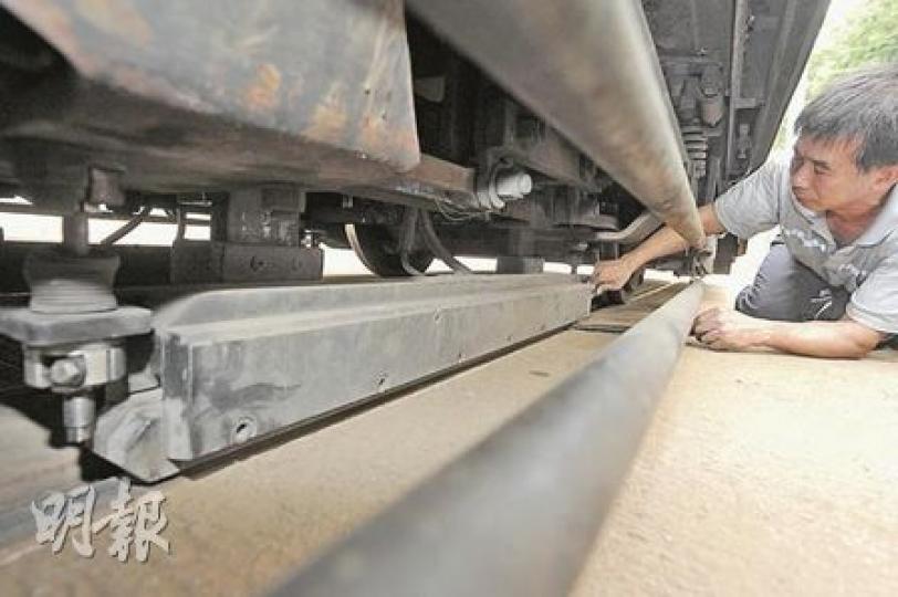 電車為改善煞車系統,車底兩旁將分別加裝重7噸的磁鐵,緊急煞車時會通電,在磁場作用下,磁鐵緊吸路軌,產生達1.8噸的摩擦力。(尹錦恩攝)電車公司將在全港118個車站安裝車站牌,方便行人和電車上層乘客。(尹錦恩攝) 電車為改善煞車系統,車底兩旁將分別加裝重7噸的磁鐵,緊急煞車時會通電,在磁場作用下,磁鐵緊吸路軌,產生達1.8噸的摩擦力。(尹錦恩攝)電車公司將在全港118個車站安裝車站牌,方便行人和電車上層乘客。(尹錦恩攝)