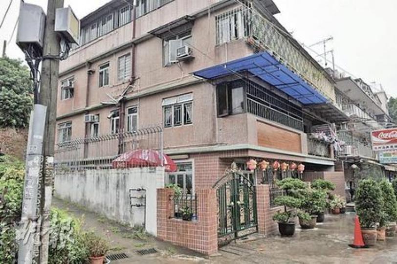 鄧胤楚位於塘坊村的3層高村屋,前日深夜遭竊賊潛入爆竊,損失約60萬元財物。(馮國良攝)坑尾村及塘坊村村口貼有通告,提醒村民防盜,並呼籲陌生人不要胡亂進村。(馮國良攝) 鄧胤楚位於塘坊村的3層高村屋,前日深夜遭竊賊潛入爆竊,損失約60萬元財物。(馮國良攝)坑尾村及塘坊村村口貼有通告,提醒村民防盜,並呼籲陌生人不要胡亂進村。(馮國良攝)