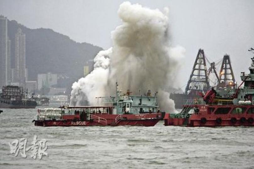 貨船大火受控後,清晨再發生第2次猛烈大爆炸,記者拍攝時亦感受到巨響的震撼,濃煙冲上半空,久久仍未消散。(李銘攝)發生大火的內地貨船船員,在危急關頭與消防員跳海逃生,部分船員獲救時手腳擦傷撞瘀,經敷治全部出院。(林振東攝) 貨船大火受控後,清晨再發生第2次猛烈大爆炸,記者拍攝時亦感受到巨響的震撼,濃煙冲上半空,久久仍未消散。(李銘攝)發生大火的內地貨船船員,在危急關頭與消防員跳海逃生,部分船員獲救時手腳擦傷撞瘀,經敷治全部出院。(林振東攝)