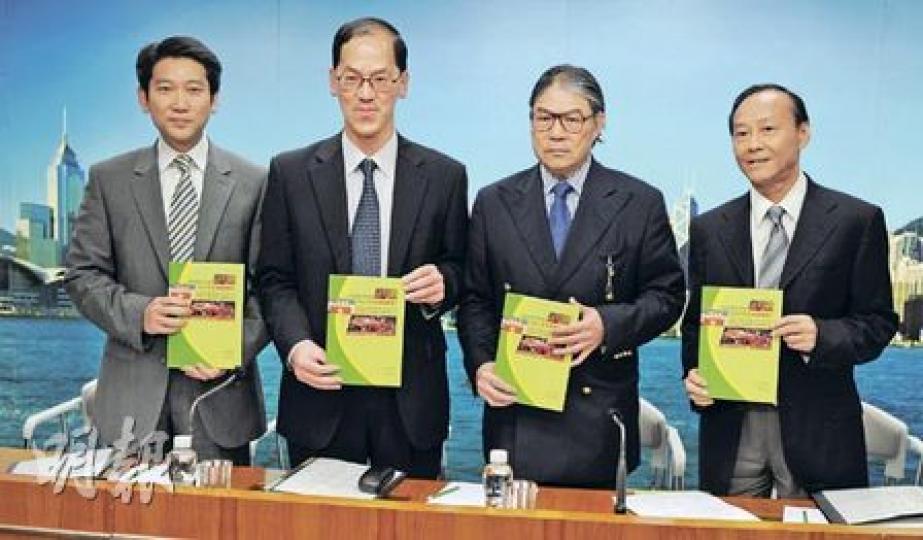 政府昨日展開為期6星期的申辦亞運公開諮詢,民政事務局長曾德成(左二)相信香港有能力辦好亞運,又說這是為香港未來投資。左起為民政事務局常任秘書長楊立門、曾德成、港協暨奧委會主席霍震霆、申辦亞運專責小組組長陳育德。(何家達攝) 政府昨日展開為期6星期的申辦亞運公開諮詢,民政事務局長曾德成(左二)相信香港有能力辦好亞運,又說這是為香港未來投資。左起為民政事務局常任秘書長楊立門、曾德成、港協暨奧委會主席霍震霆、申辦亞運專責小組組長陳育德。(何家達攝)