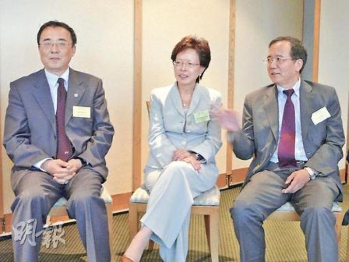 港大副校長徐碧美(中)表示,將加強推動本科生畢業後成為研究生。北京大學常務副校長林建華(右)表示,學生北上交流,除可受研究氣氛薰陶,亦可了解內地政治及經濟情况。左為清華大學副校長謝維和。(鄭穎瑩攝) 港大副校長徐碧美(中)表示,將加強推動本科生畢業後成為研究生。北京大學常務副校長林建華(右)表示,學生北上交流,除可受研究氣氛薰陶,亦可了解內地政治及經濟情况。左為清華大學副校長謝維和。(鄭穎瑩攝)