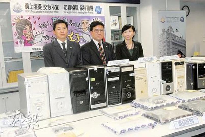 警方在行動中拘捕19人,檢獲23部電腦及26部手提電話。圖為新界北總區重案組第三隊總督察陳潮展(左起)、刑事總部警司(行動)蔡偉富及防止罪案辦公室副主任譚慧儀。(屈俊樂攝) 警方在行動中拘捕19人,檢獲23部電腦及26部手提電話。圖為新界北總區重案組第三隊總督察陳潮展(左起)、刑事總部警司(行動)蔡偉富及防止罪案辦公室副主任譚慧儀。(屈俊樂攝)