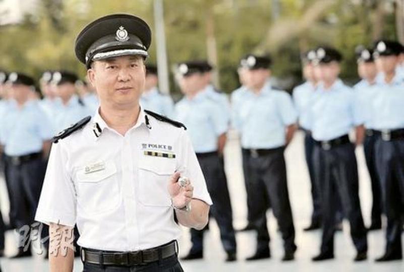剛上任的輔警總監姚仰龍在商界打滾多年,他表示,從商和當輔警同樣希望有回報,從商希望收到金錢上的回報,當輔警則希望得到市民認同和掌聲。 (朱永倫攝) 剛上任的輔警總監姚仰龍在商界打滾多年,他表示,從商和當輔警同樣希望有回報,從商希望收到金錢上的回報,當輔警則希望得到市民認同和掌聲。 (朱永倫攝)