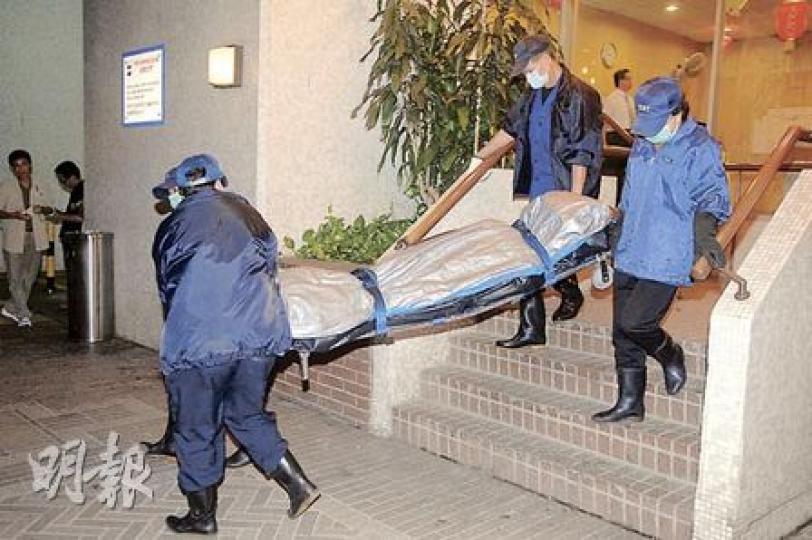 欲與妻子燒炭同死不果的六旬漢跳樓身亡,屍體昨晚由仵工舁送殮房。(衛永康攝)探員在發生雙屍命案的單位檢走多袋證物以及一張圓櫈返署。(衛永康攝) 欲與妻子燒炭同死不果的六旬漢跳樓身亡,屍體昨晚由仵工舁送殮房。(衛永康攝)探員在發生雙屍命案的單位檢走多袋證物以及一張圓櫈返署。(衛永康攝)