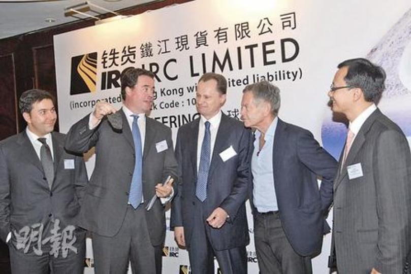 鐵江現貨基礎投資者之一的和黃(0013)前董事總經理馬世民(右二)昨於推介會後稱,未來會否增持,要視乎鐵貨上市後表現。左一及左二分別為鐵貨首席執行官馬嘉譽及主席韓博傑。(陳淑安攝) 鐵江現貨基礎投資者之一的和黃(0013)前董事總經理馬世民(右二)昨於推介會後稱,未來會否增持,要視乎鐵貨上市後表現。左一及左二分別為鐵貨首席執行官馬嘉譽及主席韓博傑。(陳淑安攝)