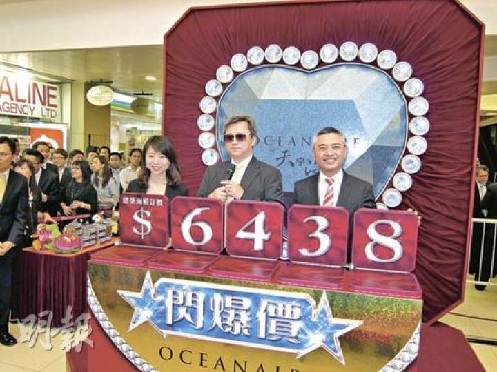 長實執行董事趙國雄(圖右二)指出,由於是次開售價貼近市價,料可讓更多市民上車,故以「閃爆價」形容今次開價。左為長實營業經理何家欣,右為長實地產投資董事黃思聰。(陳天賜攝)(明報製圖) 長實執行董事趙國雄(圖右二)指出,由於是次開售價貼近市價,料可讓更多市民上車,故以「閃爆價」形容今次開價。左為長實營業經理何家欣,右為長實地產投資董事黃思聰。(陳天賜攝)(明報製圖)