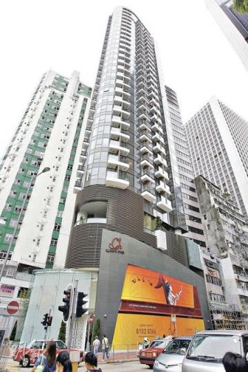 QUEEN'S CUBE由玻璃幕牆組建,建築成本高昂。(陳智良攝)QUEEN'S CUBE昨開放現樓單位及會所予傳媒預覽,圖為物業天台花園。(陳智良攝) QUEEN'S CUBE由玻璃幕牆組建,建築成本高昂。(陳智良攝)QUEEN'S CUBE昨開放現樓單位及會所予傳媒預覽,圖為物業天台花園。(陳智良攝)