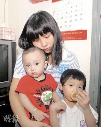 死者吳聲缺的妻子昨日在家中摟着一對年幼子女,一臉茫然;小姊弟因年紀尚小,未知已經無法再與爸爸共度中秋。(劉友光攝)連接北角英皇道及堡壘街的樓梯共58級,中途無間斷,部分途人拾級而上時顯得吃力。(劉友光攝) 死者吳聲缺的妻子昨日在家中摟着一對年幼子女,一臉茫然;小姊弟因年紀尚小,未知已經無法再與爸爸共度中秋。(劉友光攝)連接北角英皇道及堡壘街的樓梯共58級,中途無間斷,部分途人拾級而上時顯得吃力。(劉友光攝)