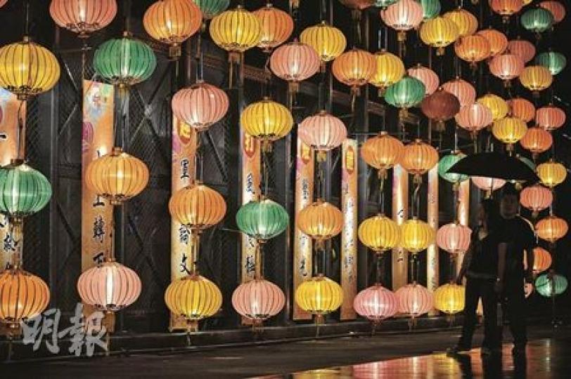 康文署在維園舉行中秋綵燈會,除了有舞蹈雜技、舞火龍、中樂演奏等,少不了是猜燈謎活動。(何家達攝)(朱永倫攝) 康文署在維園舉行中秋綵燈會,除了有舞蹈雜技、舞火龍、中樂演奏等,少不了是猜燈謎活動。(何家達攝)(朱永倫攝)