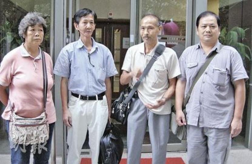 謝文康(右一)和其他沒有到庭村民的選民資格得以保留,楊如松(右二)及黃寶順(左一)則被取消選民資格。謝文富(左二)雖然現不再居住在新圍村,但仍站出來為村民發聲。(梁珮珊攝) 謝文康(右一)和其他沒有到庭村民的選民資格得以保留,楊如松(右二)及黃寶順(左一)則被取消選民資格。謝文富(左二)雖然現不再居住在新圍村,但仍站出來為村民發聲。(梁珮珊攝)
