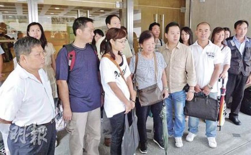 紫田村村民不滿政府賠償太少,又未能提供合適的單位供他們選擇,其中76歲的歐少琴(前左四)更形容如今在300多呎單位睡覺,猶如「瞓棺材」。(何偉畧攝) 紫田村村民不滿政府賠償太少,又未能提供合適的單位供他們選擇,其中76歲的歐少琴(前左四)更形容如今在300多呎單位睡覺,猶如「瞓棺材」。(何偉畧攝)