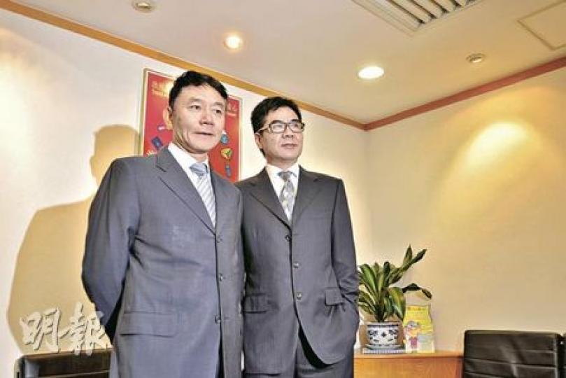 律師林炳昌(左)昨陪同永盛旅遊老闆曾明輝(右)出席旅議會上訴委員會續審時表示,若上訴失敗,不排除再向政府發牌機構的註冊主任上訴。上訴委員會因要諮詢法律意見,要再押後裁決。(葉漢華攝) 律師林炳昌(左)昨陪同永盛旅遊老闆曾明輝(右)出席旅議會上訴委員會續審時表示,若上訴失敗,不排除再向政府發牌機構的註冊主任上訴。上訴委員會因要諮詢法律意見,要再押後裁決。(葉漢華攝)