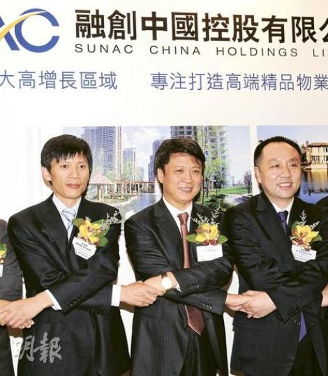 融創行政總裁孫宏斌(中)人稱地產狂人,昨自嘲於這個行業中犯錯最多,如今汲取教訓,重視現金流管理,其左及右分別為首席財務官汪孟德及執行總裁李紹忠 。(張智超攝)創益財務總監朱賀華(右)昨表示,未來會待技術成熟後,進軍電站項目,圖為他與公司執行副總裁陳逸翔(左)及主席兼行政總裁李毅(中)出席投資者推介會。(尹錦恩攝) 融創行政總裁孫宏斌(中)人稱地產狂人,昨自嘲於這個行業中犯錯最多,如今汲取教訓,重視現金流管理,其左及右分別為首席財務官汪孟德及執行總裁李紹忠 。(張智超攝)創益財務總監朱賀華(右)昨表示,未來會待技術成熟後,進軍電站項目,圖為他與公司執行副總裁陳逸翔(左)及主席兼行政總裁李毅(中)出席投資者推介會。(尹錦恩攝)
