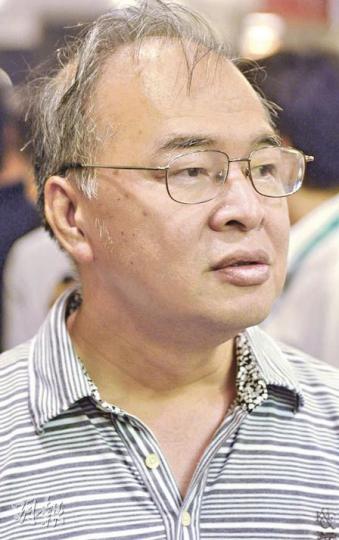 天宇海開放示範單位,有不願透露姓氏的準買家認為,樓市高企,料第4季下跌約10%,入市態度觀望。(尹錦恩攝)準買家楊小姐表示,有興趣購買3房單位作投資用途,但認為物業地點較偏遠,會審慎考慮才會入市。(尹錦恩攝) 天宇海開放示範單位,有不願透露姓氏的準買家認為,樓市高企,料第4季下跌約10%,入市態度觀望。(尹錦恩攝)準買家楊小姐表示,有興趣購買3房單位作投資用途,但認為物業地點較偏遠,會審慎考慮才會入市。(尹錦恩攝)