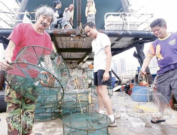 釣魚台二號昨日繼續出海「捉魚」,結果除了捉到小魚外,也捉得螃蟹。圖為保釣成員兼船主羅就(左)展示收穫。(李紹昌攝) 釣魚台二號昨日繼續出海「捉魚」,結果除了捉到小魚外,也捉得螃蟹。圖為保釣成員兼船主羅就(左)展示收穫。(李紹昌攝)