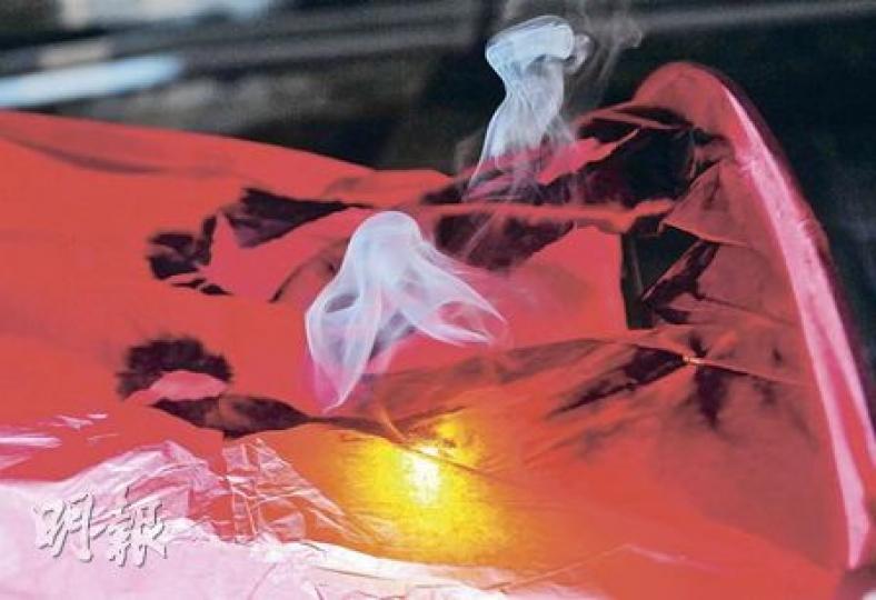 本報記者購買一個聲稱以「防火紙」製造的國產孔明燈,測試其耐火程度,發現防火紙一燒即穿,但火燄很快熄滅,不像普通紙張般蔓延。(朱永倫攝) 本報記者購買一個聲稱以「防火紙」製造的國產孔明燈,測試其耐火程度,發現防火紙一燒即穿,但火燄很快熄滅,不像普通紙張般蔓延。(朱永倫攝)