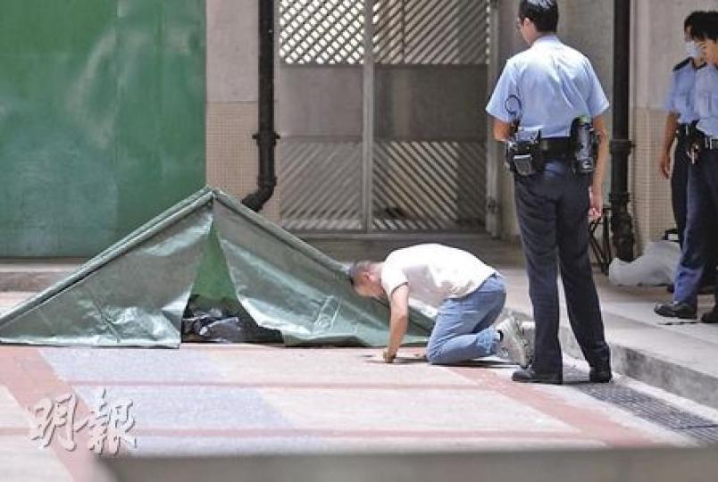 七旬翁在沙田新翠邨跳樓,兒子到場認屍時悲從中來,跪地痛哭叩頭3次。(劉友光攝) 七旬翁在沙田新翠邨跳樓,兒子到場認屍時悲從中來,跪地痛哭叩頭3次。(劉友光攝)