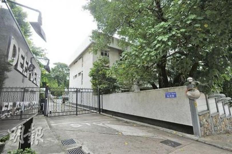 深水灣香島道55號的蒲苑,迄今已懷疑有4人感染登革熱,有住戶笑言覺得屋苑內「非常危險」。(何家達攝) 深水灣香島道55號的蒲苑,迄今已懷疑有4人感染登革熱,有住戶笑言覺得屋苑內「非常危險」。(何家達攝)