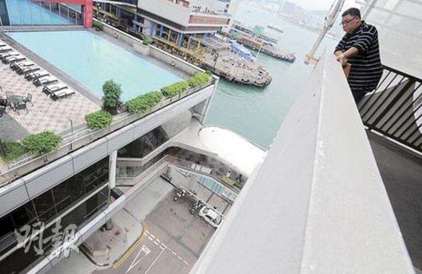 港島總區重案組探員昨午返回中年漢倒斃街頭調查,探員更登上林士街多層停車場蒐證。(余俊亮攝) 港島總區重案組探員昨午返回中年漢倒斃街頭調查,探員更登上林士街多層停車場蒐證。(余俊亮攝)