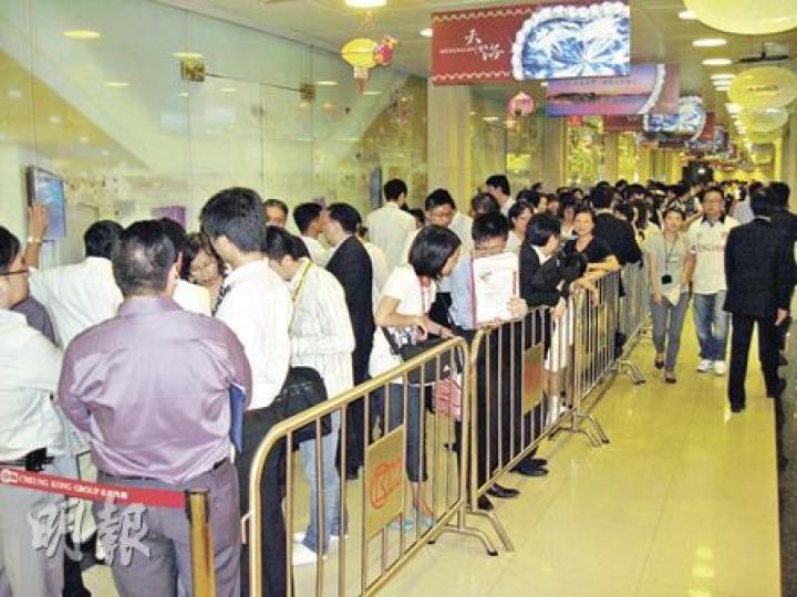 天宇海今日準備加推全新一批單位應市。圖為昨天準買家排隊參觀示範單位之情况。(郭楣攝)黃思聰(右三)表示,已與地監局及主要代理開會,商討天宇海下周開售安排。圖為黃思聰與各大地產代理代表合照。(郭楣攝) 天宇海今日準備加推全新一批單位應市。圖為昨天準買家排隊參觀示範單位之情况。(郭楣攝)黃思聰(右三)表示,已與地監局及主要代理開會,商討天宇海下周開售安排。圖為黃思聰與各大地產代理代表合照。(郭楣攝)