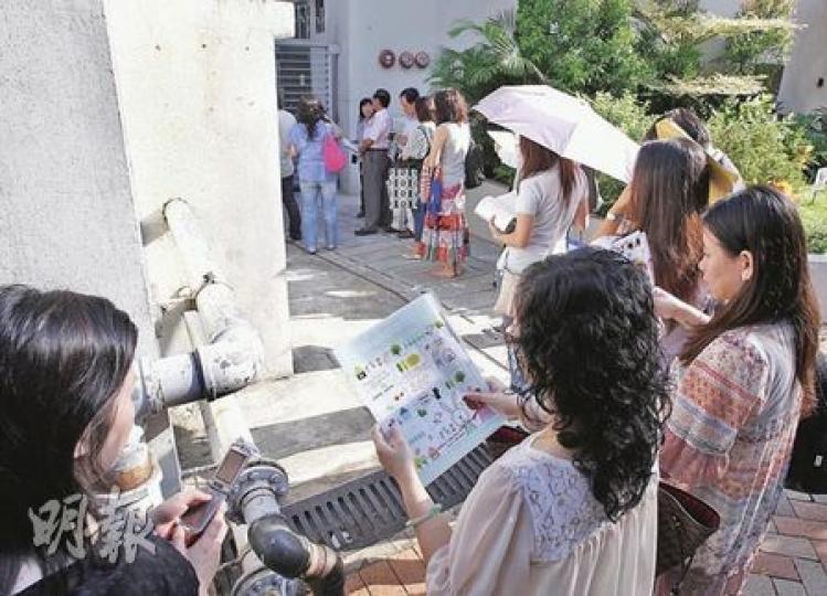 小學生數目終止多年跌勢,今年適齡小一學童較去年增加2000人,小學入學競爭再度緊張。小一自行分配學額昨起接受申請,大批家長昨晨特意前往名校喇沙小學排隊遞交申請表。(李紹昌攝) 小學生數目終止多年跌勢,今年適齡小一學童較去年增加2000人,小學入學競爭再度緊張。小一自行分配學額昨起接受申請,大批家長昨晨特意前往名校喇沙小學排隊遞交申請表。(李紹昌攝)