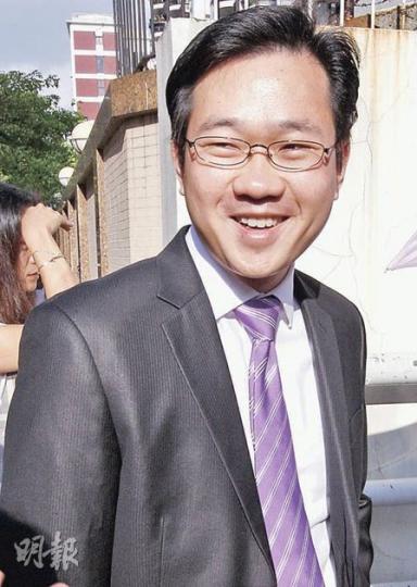 昨晨延遲上班前往喇沙小學為兒子報名的麥先生表示,除申請官津學校外,會為兒子報讀8所直資學校,盼增加入讀心儀學校的機會。(李紹昌攝)望孫成龍的梁先生,昨到喇沙小學排隊交表,無懼炎熱天氣。梁先生一家月花兩萬元讓孫兒參加11個興趣班,又報讀多所直資名校。(李紹昌攝) 昨晨延遲上班前往喇沙小學為兒子報名的麥先生表示,除申請官津學校外,會為兒子報讀8所直資學校,盼增加入讀心儀學校的機會。(李紹昌攝)望孫成龍的梁先生,昨到喇沙小學排隊交表,無懼炎熱天氣。梁先生一家月花兩萬元讓孫兒參加11個興趣班,又報讀多所直資名校。(李紹昌攝)