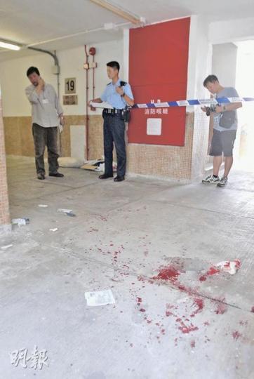 婦人在廣福邨廣義樓19樓電梯大堂被伏擊,連中多刀肚破腸露,事後現場遺下斑斑血迹。(劉友光攝)遇襲女事主的兒子(藍衣),事後由探員帶走協助調查。(劉友光攝) 婦人在廣福邨廣義樓19樓電梯大堂被伏擊,連中多刀肚破腸露,事後現場遺下斑斑血迹。(劉友光攝)遇襲女事主的兒子(藍衣),事後由探員帶走協助調查。(劉友光攝)