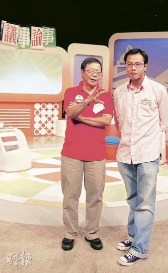 黃毓民(左)認為社民連應退出泛民區議會協調機制,若黨大會最終決定留下,他會慎重考慮應否退黨。圖為黃毓民昨日與任亮憲出席港台《議事論事》。(陳雪玲攝) 黃毓民(左)認為社民連應退出泛民區議會協調機制,若黨大會最終決定留下,他會慎重考慮應否退黨。圖為黃毓民昨日與任亮憲出席港台《議事論事》。(陳雪玲攝)